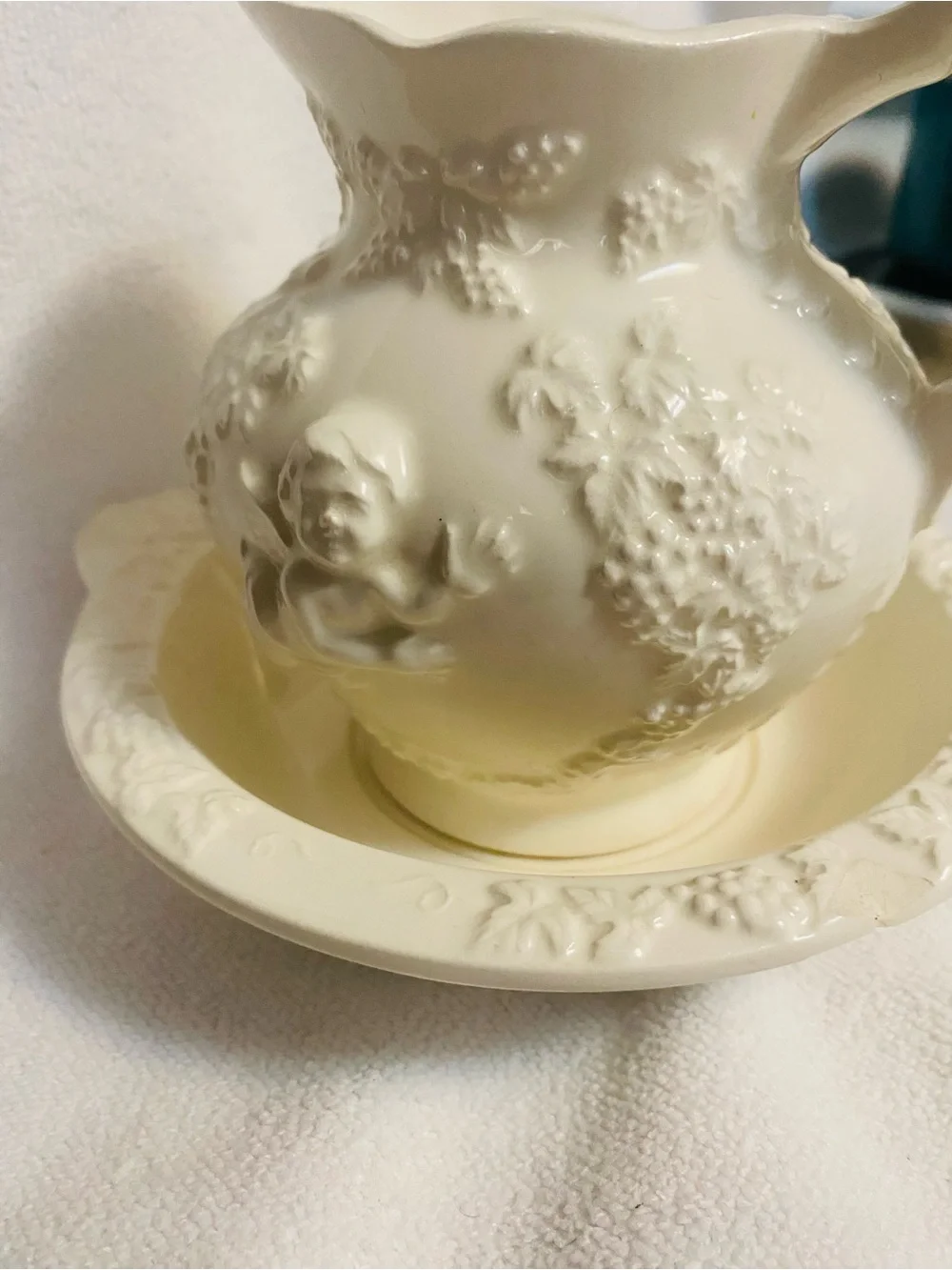 VNTG Cream Cherub Pitcher&Basin  set